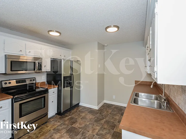 3890 Mackenzie Dr — Photo 3