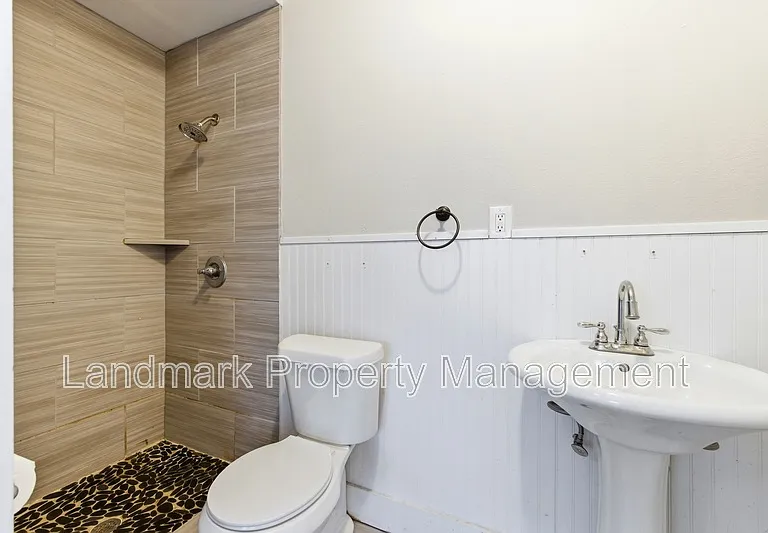 405 College St — Photo 20