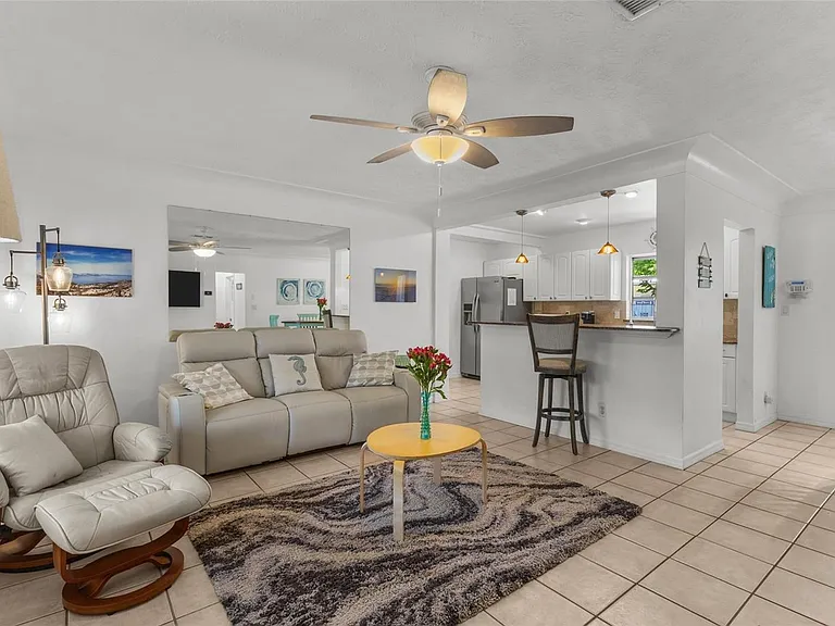 2082 Orchid St — Photo 2