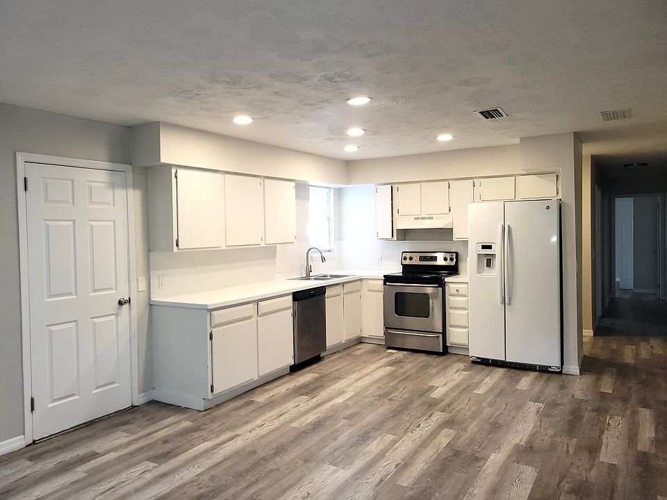 1st image of 3653 Red Oak Cir W