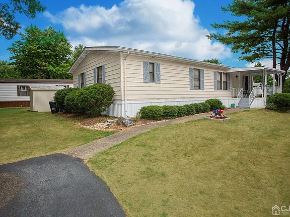 4th image of 139 Village Dr W