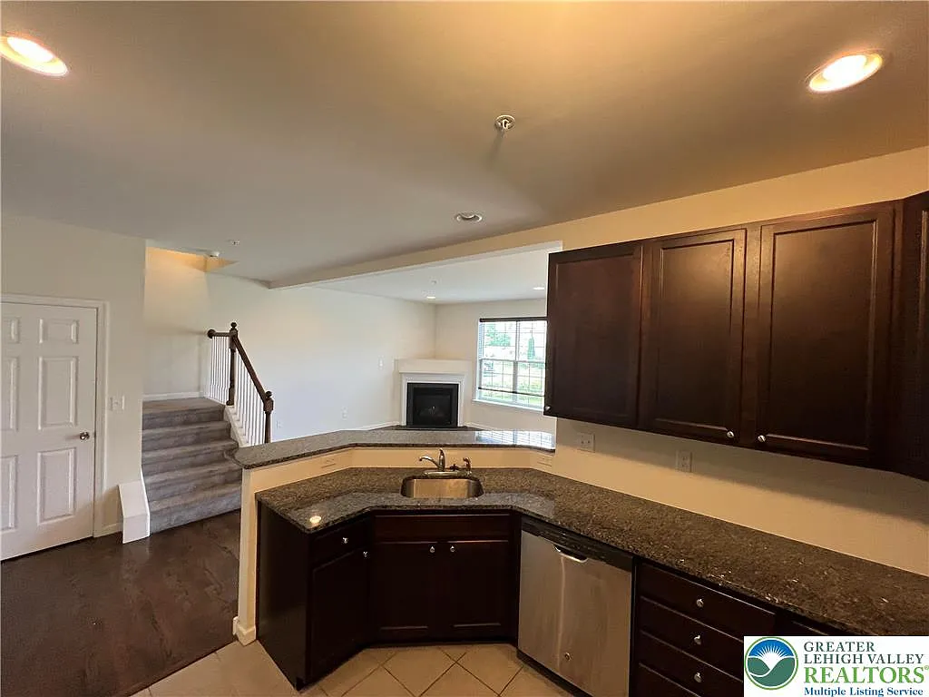 3 bed, 2.5 bath, 1869 sqft, $2,700 — Photo 4