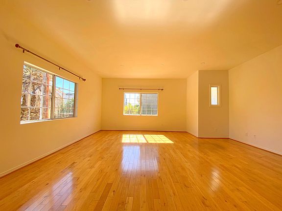 4th image of 7515 De Longpre Ave #2