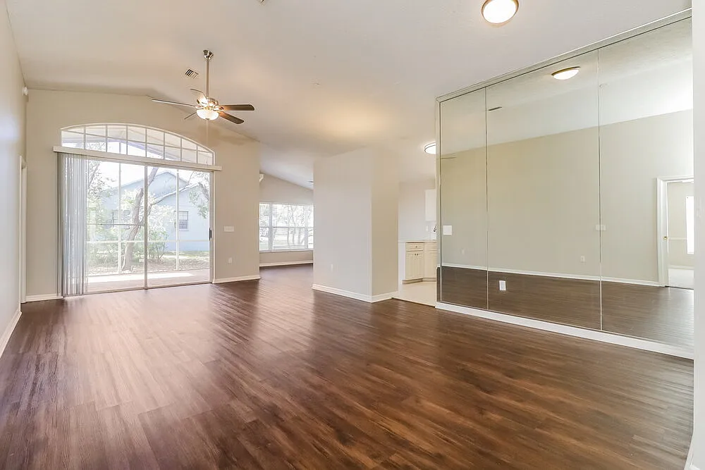 3 bed, 2.0 bath, 1599 sqft, $2,065 — Photo 4