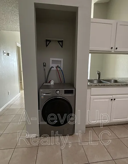 403 E Thoroughbred St — Photo 15