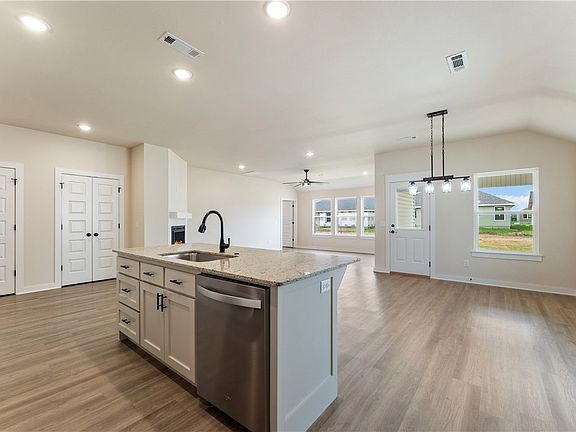 4th image of 1712 Gerald Shay Rd