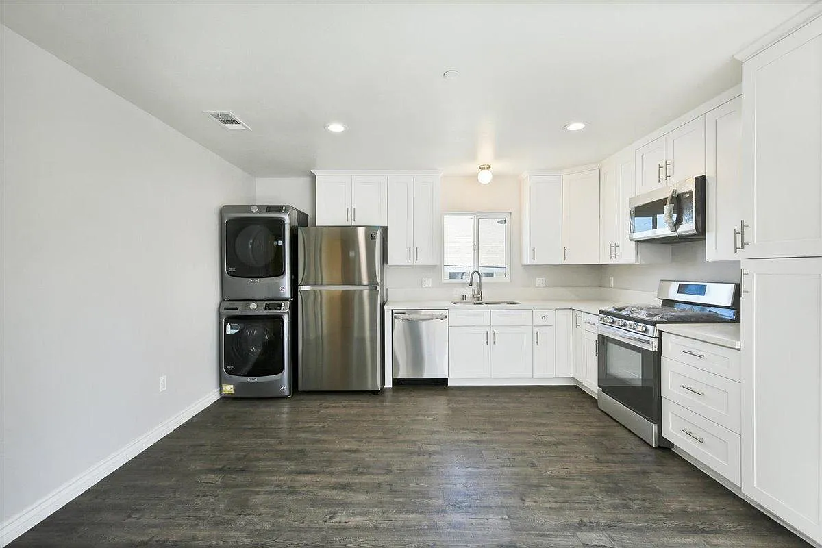 3 bed, 985 sqft, $2,995 — Photo 2