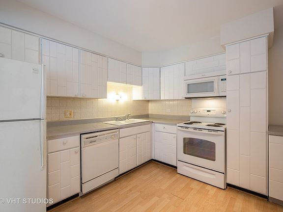 4th image of 8230 Elmwood St #205