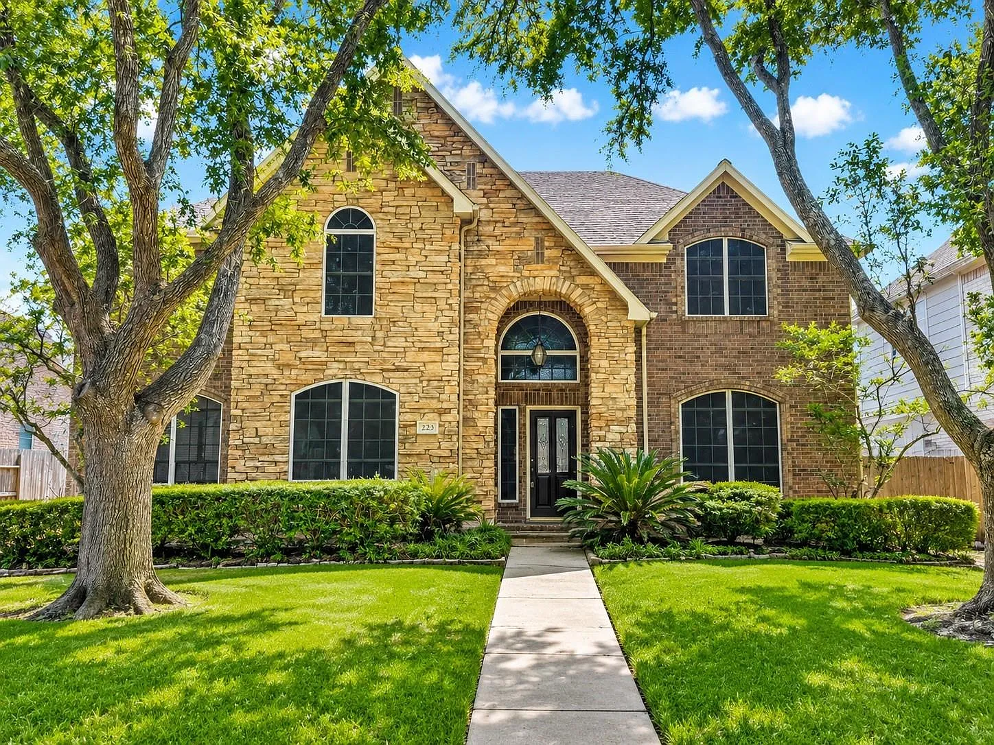 3 bed, 3.0 bath, 2832 sqft, $2,750 — Photo 1