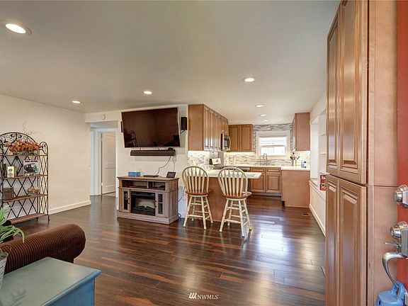4th image of 2613 59th Ave NE