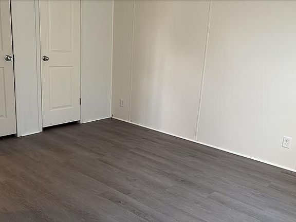 5th image of 205 Carriage Lane Est