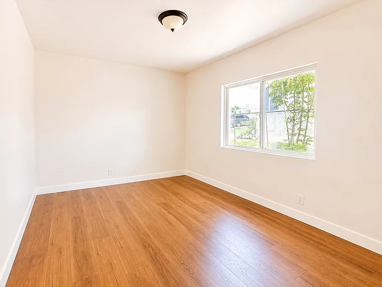 1180 Langley Way — Photo 14