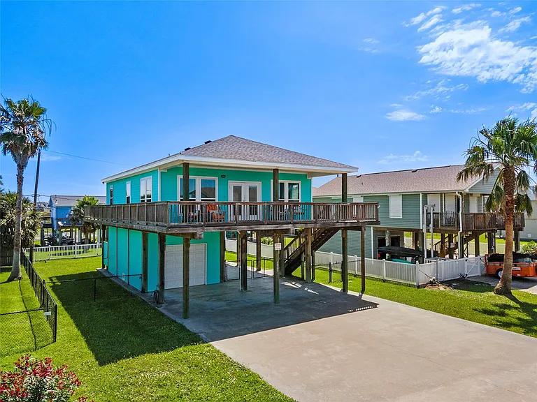 3923 Reeves Dr — Photo 2