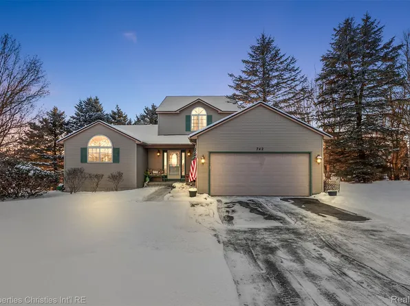 742 Feather Ct, South Lyon, MI 48178