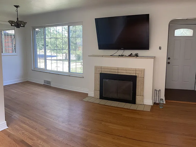 2875 Niagara St — Photo 1