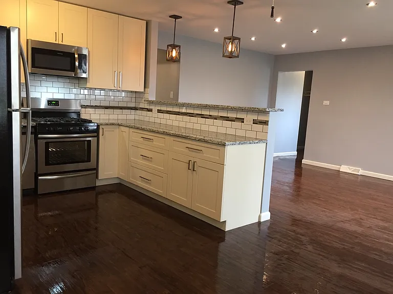 12941 S Saginaw Ave — Photo 2