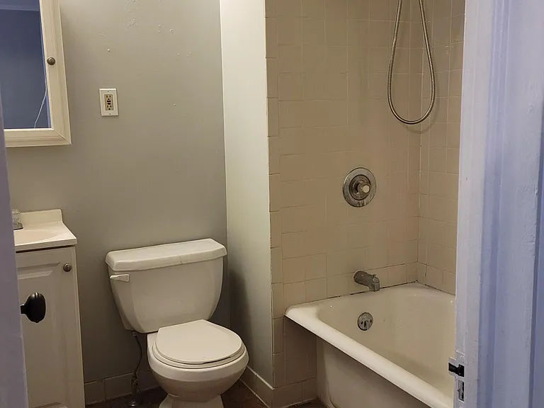 250 11th Ave NE #3 — Photo 5