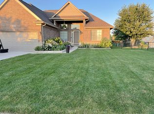 52426 Robins Nest Dr, Chesterfield, MI 48047