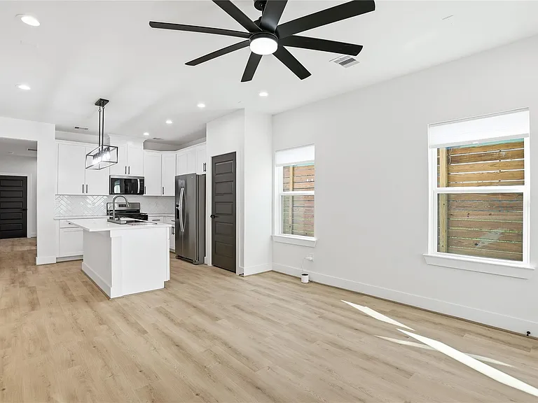 712 Delano St #A — Photo 10