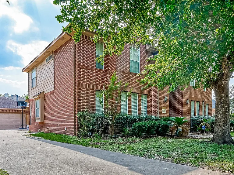 6806 Rhodes Ct — Photo 2