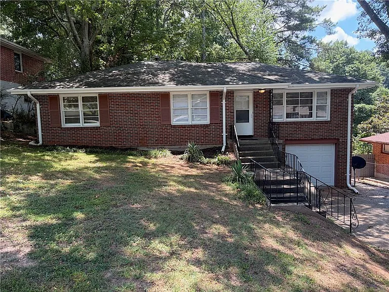 2064 Montrose Dr — Photo 1