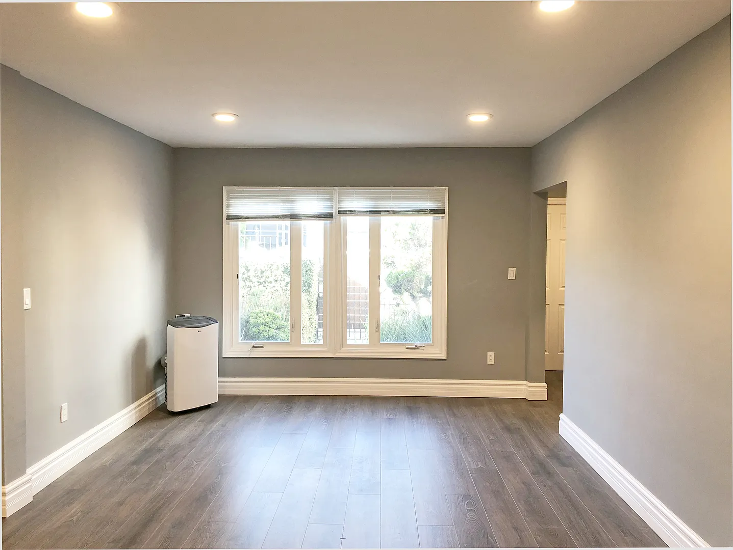 402 S Robertson - Luxury Apartments — Photo 1