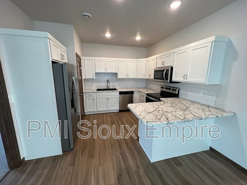3 bed, 3.0 bath, 1600 sqft, $1,850 — Photo 3