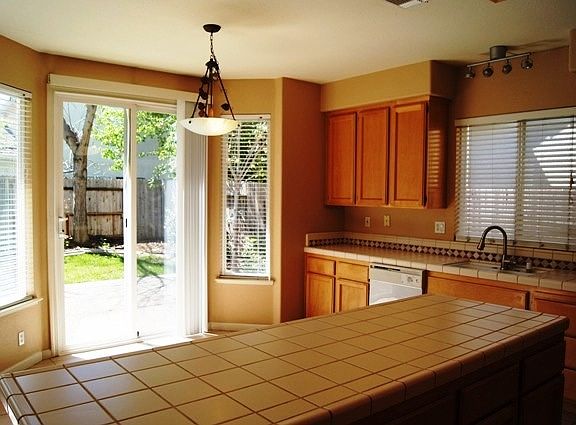5th image of 2054 Blackridge Ave