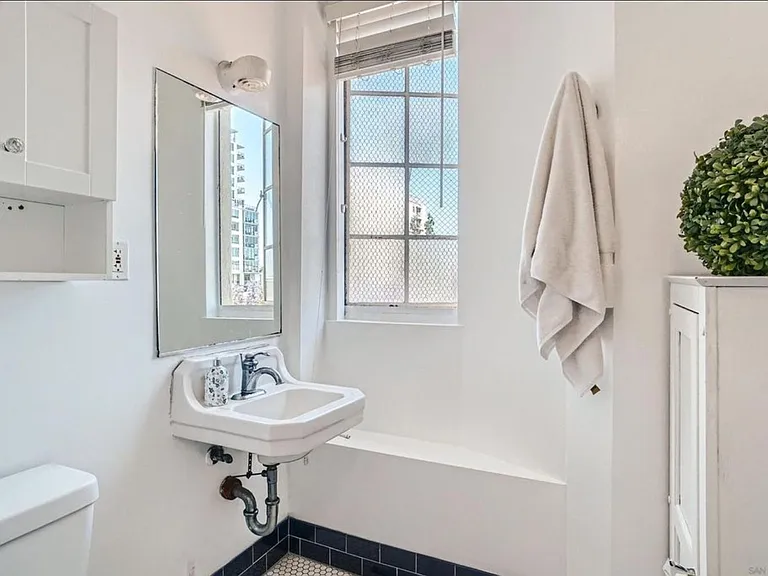 702 Ash St #203 — Photo 18
