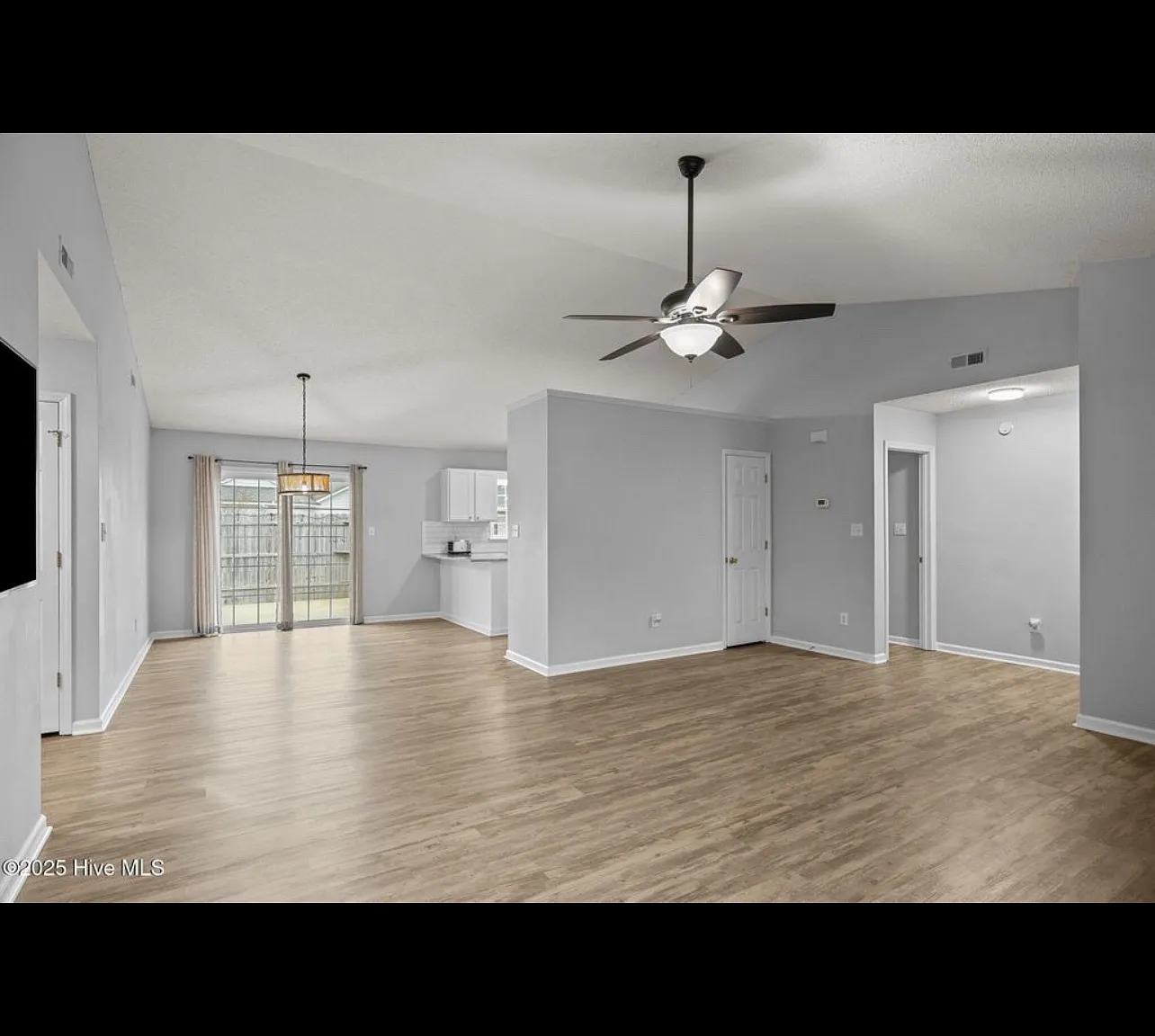 3 bed, 1450 sqft, $2,400 — Photo 3