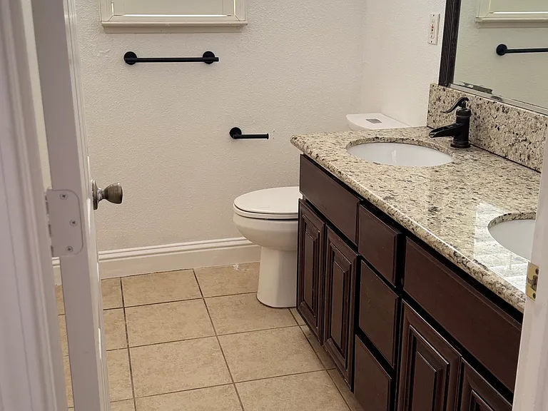 1562 Berkshire Dr — Photo 8