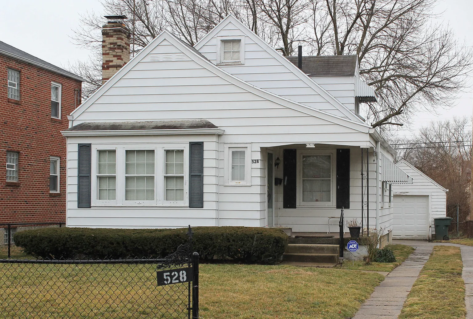 528 Redwood Ave photo 1