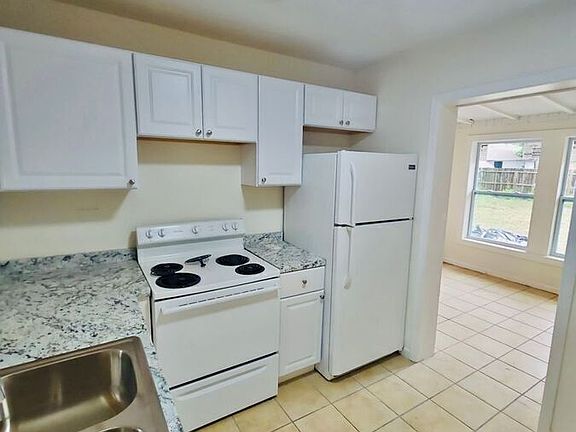 4th image of 609 Avenue G SE
