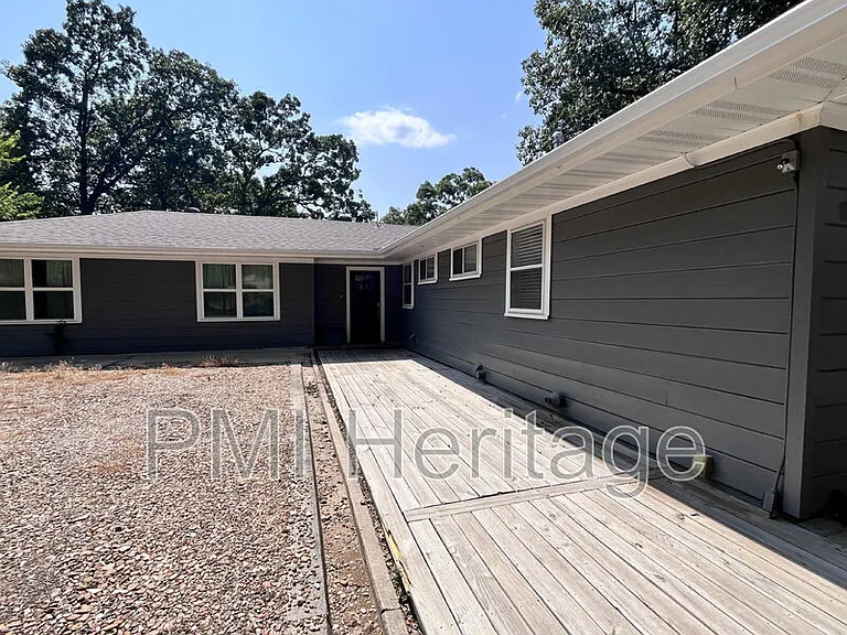 1139 N Sunset Dr — Photo 2