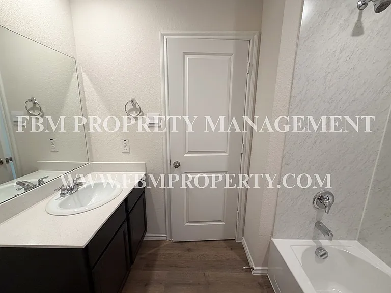 329 Thoroughbred St — Photo 7