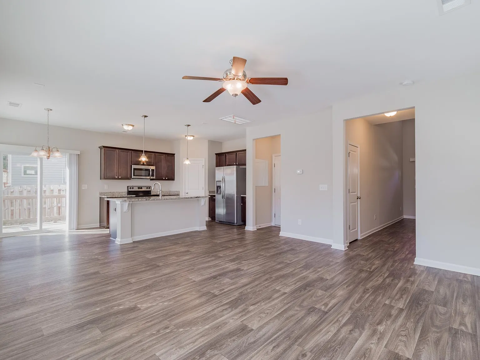 3 bed, 2.5 bath, 1714 sqft, $2,095 — Photo 4