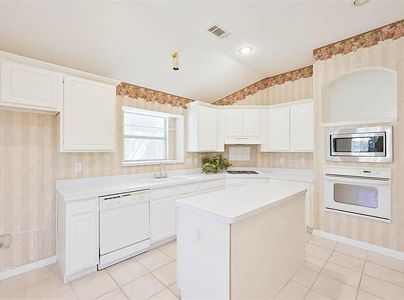 4th image of 2408 Elliott Ave