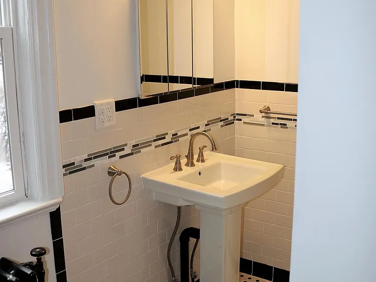 565 W Delavan Ave #1 — Photo 10