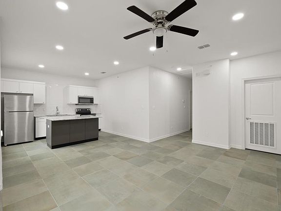 5th image of 901 E Redbud Ave #703
