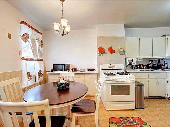 3rd image of 521 Essex St #521