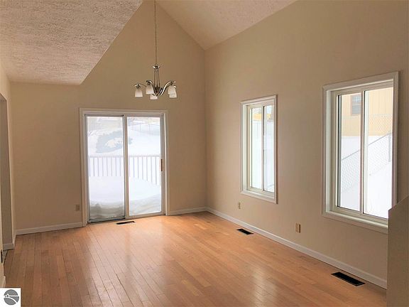 2nd image of 800 Meadow Dr
