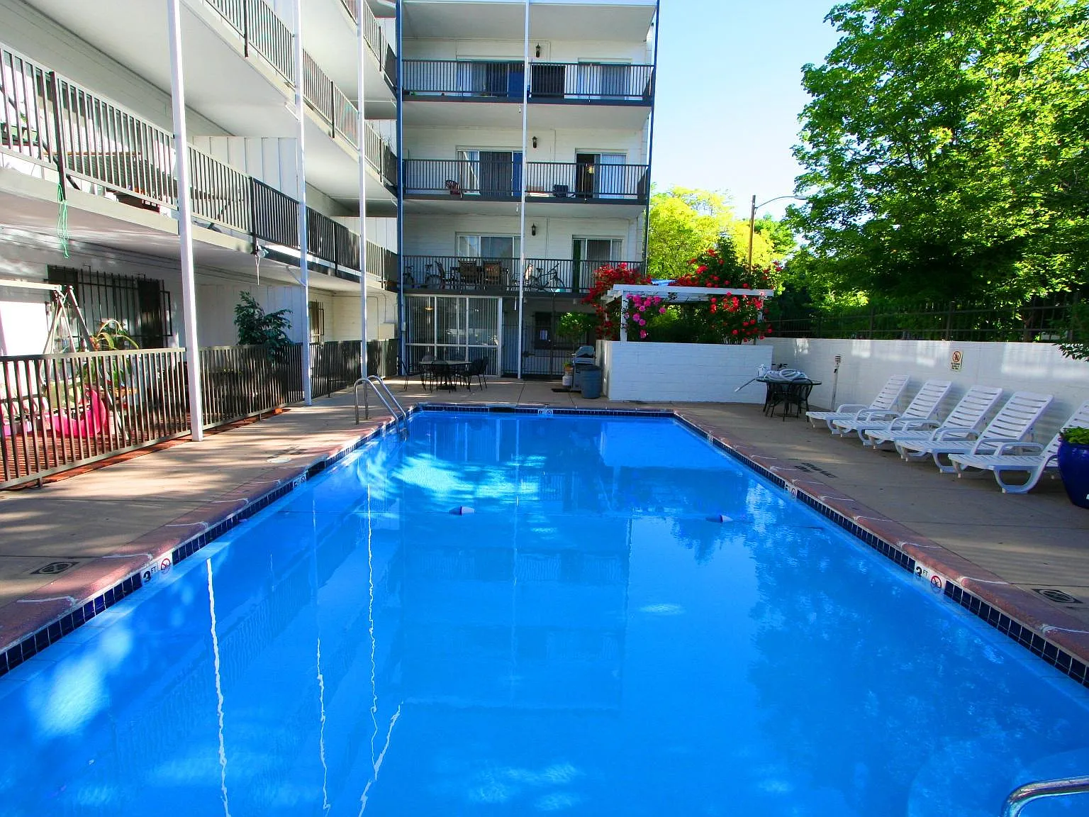 Pearl Manor — Photo 2