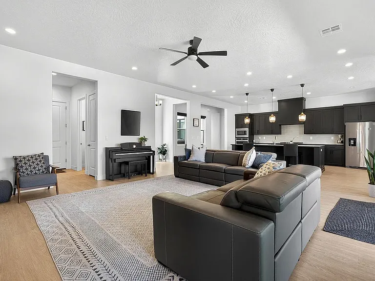 111 N Black Canyon Ave — Photo 3