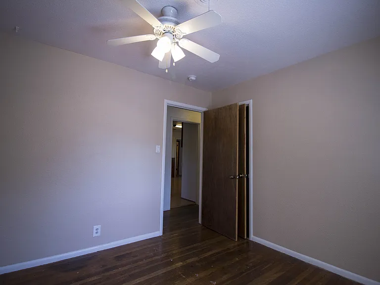 1004 Crescent St — Photo 6