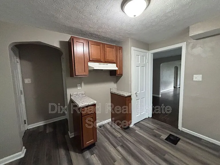 144 Niagara Ave — Photo 12