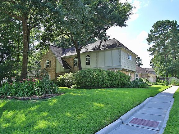 Beautiful corner lot has mature landscaping in front yard and side yard giving it great curb appeal.