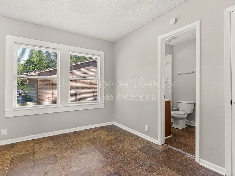 807 W Sabine St — Photo 9