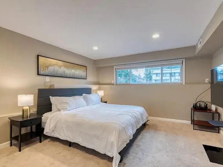Oversize 4th bedroom / Den on ground floor with 55" UHD TV