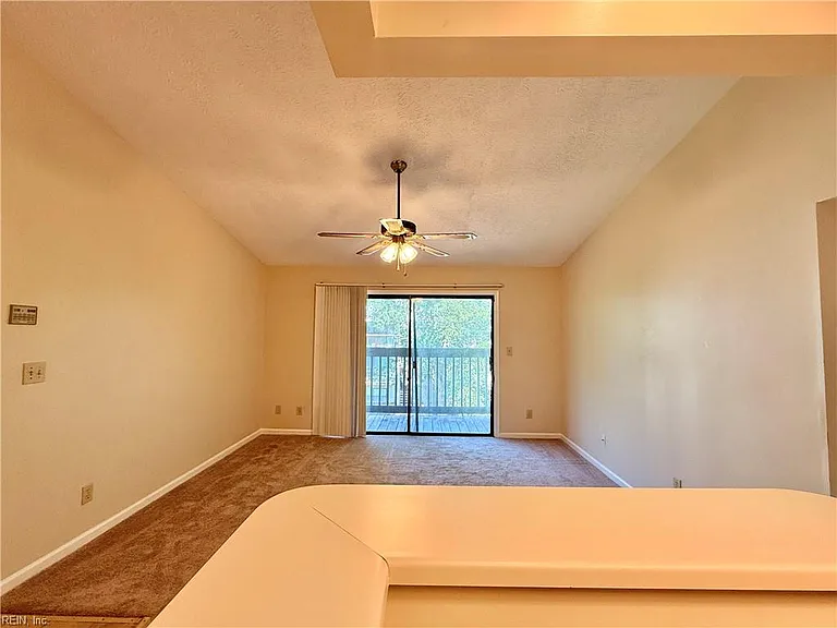 410 Wells Ct — Photo 6