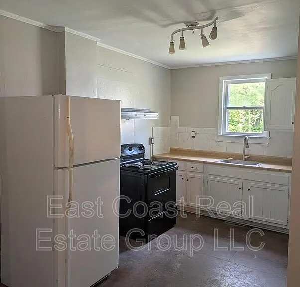 304 1/2 W Martin St — Photo 4